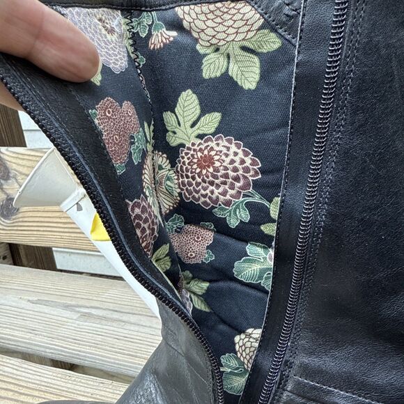 Clarks Artisan Women Black Leather Mid Calf Ruffles Button Detail Boots Size 9.5 - Picture 4 of 11